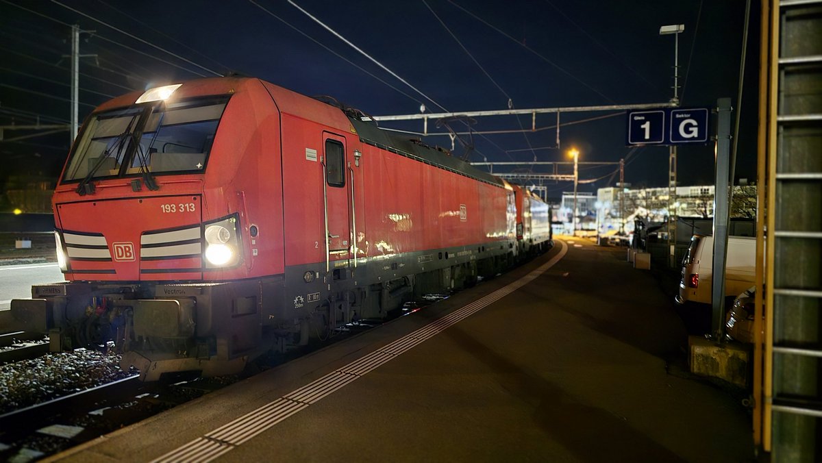 TWeinlein's tweet photo. Angekommen in Thun hat sich mein Kollege mit der #Schiebelok angehängt.
Kleine Planänderung nachher für Domo: Er muss einen Zug zurück fahren - jedoch eine komplette Zugvorbereitung. Damit er nicht all zu lange braucht, werde ich 2 Stunden länger machen und ihm helfen. https://t.co/FuRJdh7BFR