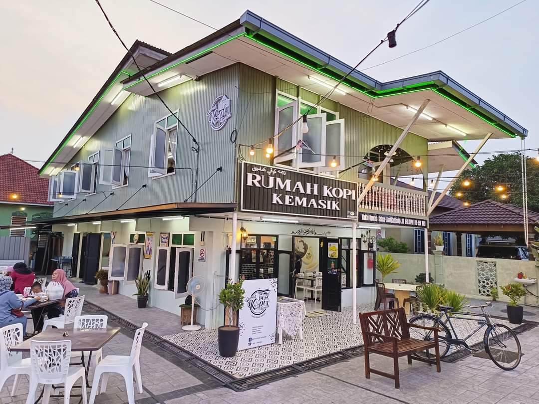 Rumah lama yang terbiar berbelas tahun, kini diubah suai menjadi cafe.

📍Lokasi: Kemasik Kemaman Terengganu

Rumah Kopi Kemasik.