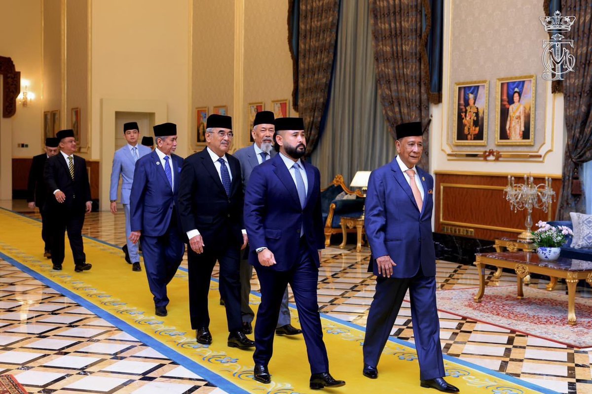 HRHJohorII's tweet photo. Duli Yang Amat Mulia Tunku Mahkota Ismail, Pemangku Sultan Johor berangkat ke Mesyuarat Majlis Raja-Raja ke-265 (Hari Pertama) yang berlangsung di Istana Negara pada 21 Februari 2024.

Mesyuarat berkenaan yang bersidang selama dua hari turut dihadiri oleh DYMM Raja-Raja Melayu dan Yang di-Pertua Negeri-Negeri. Allah Peliharakan Sultan.

———

His Royal Highness Tunku Ismail, the Regent of Johor attended the 265th Meeting of the Conference of Rulers (First Day) at Istana Negara on 21 February 2024.

The two-day meeting was also attended by other Malay Rulers and Yang di-Pertua Negeri. Allah Peliharakan Sultan.