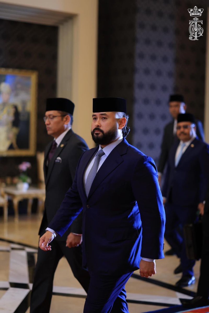 HRHJohorII's tweet photo. Duli Yang Amat Mulia Tunku Mahkota Ismail, Pemangku Sultan Johor berangkat ke Mesyuarat Majlis Raja-Raja ke-265 (Hari Pertama) yang berlangsung di Istana Negara pada 21 Februari 2024.

Mesyuarat berkenaan yang bersidang selama dua hari turut dihadiri oleh DYMM Raja-Raja Melayu dan Yang di-Pertua Negeri-Negeri. Allah Peliharakan Sultan.

———

His Royal Highness Tunku Ismail, the Regent of Johor attended the 265th Meeting of the Conference of Rulers (First Day) at Istana Negara on 21 February 2024.

The two-day meeting was also attended by other Malay Rulers and Yang di-Pertua Negeri. Allah Peliharakan Sultan.