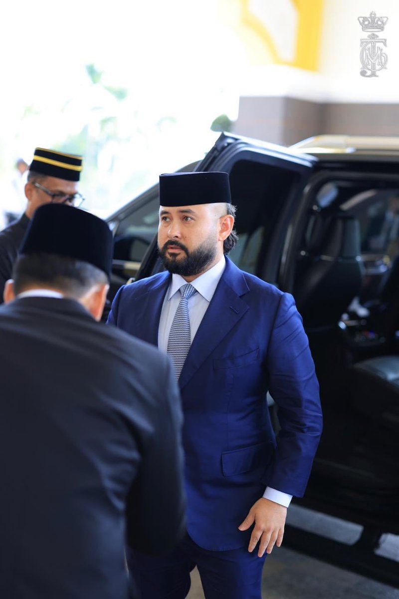 HRHJohorII's tweet photo. Duli Yang Amat Mulia Tunku Mahkota Ismail, Pemangku Sultan Johor berangkat ke Mesyuarat Majlis Raja-Raja ke-265 (Hari Pertama) yang berlangsung di Istana Negara pada 21 Februari 2024.

Mesyuarat berkenaan yang bersidang selama dua hari turut dihadiri oleh DYMM Raja-Raja Melayu dan Yang di-Pertua Negeri-Negeri. Allah Peliharakan Sultan.

———

His Royal Highness Tunku Ismail, the Regent of Johor attended the 265th Meeting of the Conference of Rulers (First Day) at Istana Negara on 21 February 2024.

The two-day meeting was also attended by other Malay Rulers and Yang di-Pertua Negeri. Allah Peliharakan Sultan.