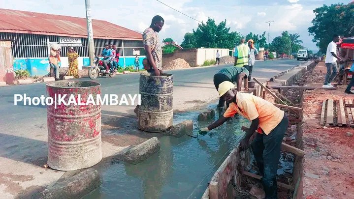 VisitKasaiDRC's tweet photo. #MBUJIMAYI | #KASAI_OR | #RDC 🇨🇩
Avenue Monseigneur Nkongolo (ex Salongo) revêtue d'une nouvelle robe.
Les travaux sont exécutés par la société Safrimex.
📸 @kalekalambayi
@GouvernoratKOR @ngoyikasanji11 @Tobie_Kayumbi @InfoMbujimayi @Greaterkasai https://t.co/QPV2RM19VZ