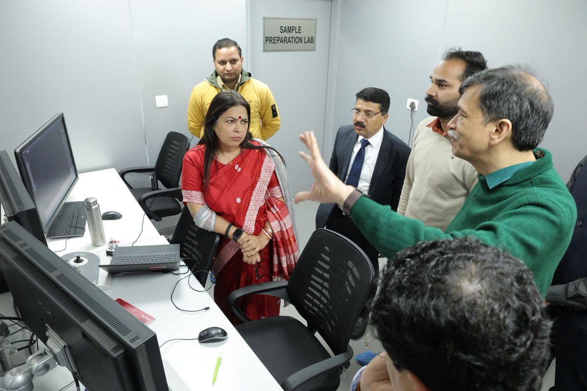 Hon'ble Minister of State for External Affairs @M_Lekhi visited @SATHI_IITD's cutting-edge 300kV cryoEM National Facility in Delhi. This visit highlights the Foundation's dedication to scientific advancements! #STEM #Diplomacy #IndiaProud