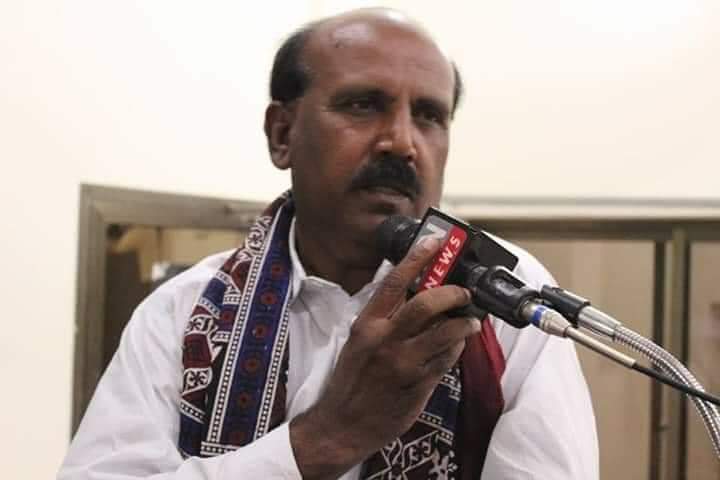 حال منھنجا پڇي منھنجا ڳوڙھا اگھي 
ڪو ت اھڙو ھجي.
اوھين ياد آيا ت ڳوڙھا ڳڙي پيا .
دردن جو داستان ڀلا ڪير ٿو ٻڌي .
شام لڙي آھي شام لڙي آھي 
منھنجا لڙڪ سوالن وانگي .
کيس چئجو ته مون کي نھاري وڃي.
ڪافي مشهور گيتن جا مالڪ الوداع 🥲