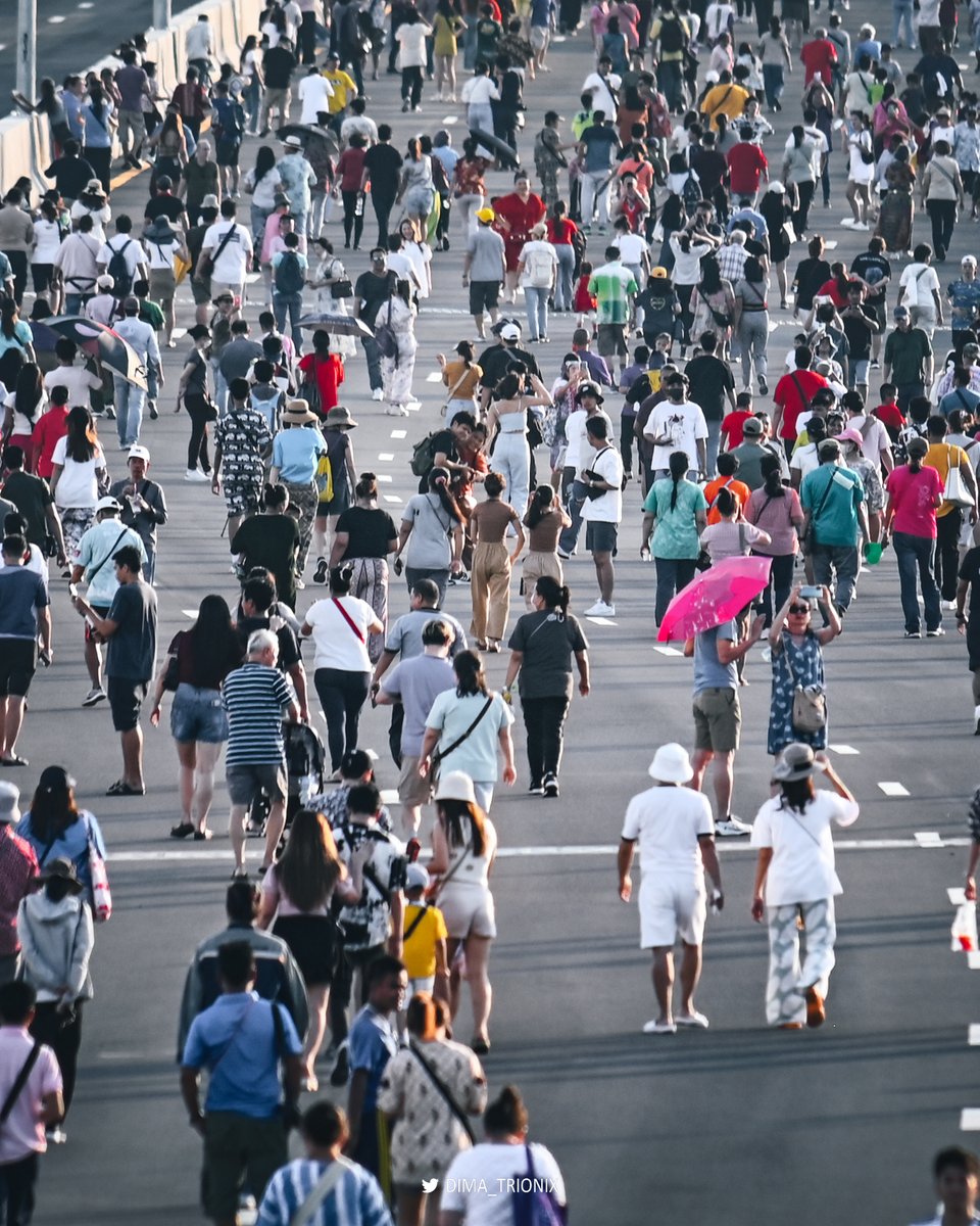 dima_trionix's tweet photo. #LuckLockLove #Bangkok People vs Cars
On and below the bridge. Which do you prefer?
#BKK #Thailand #Bangkokspirit https://t.co/Vi3cq98TpV