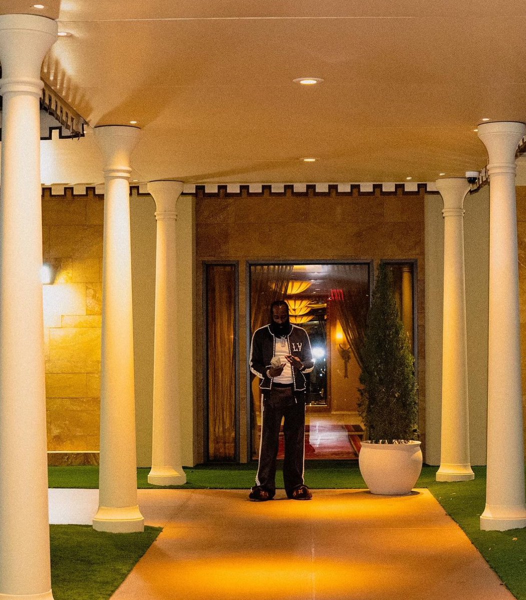 Protrending's tweet image. Louie James! This LV pearl set though 😮‍💨
🙎‍♂️- @jharden13 
🧥- @louisvuitton 
👖- @louisvuitton 
👟- @louisvuitton