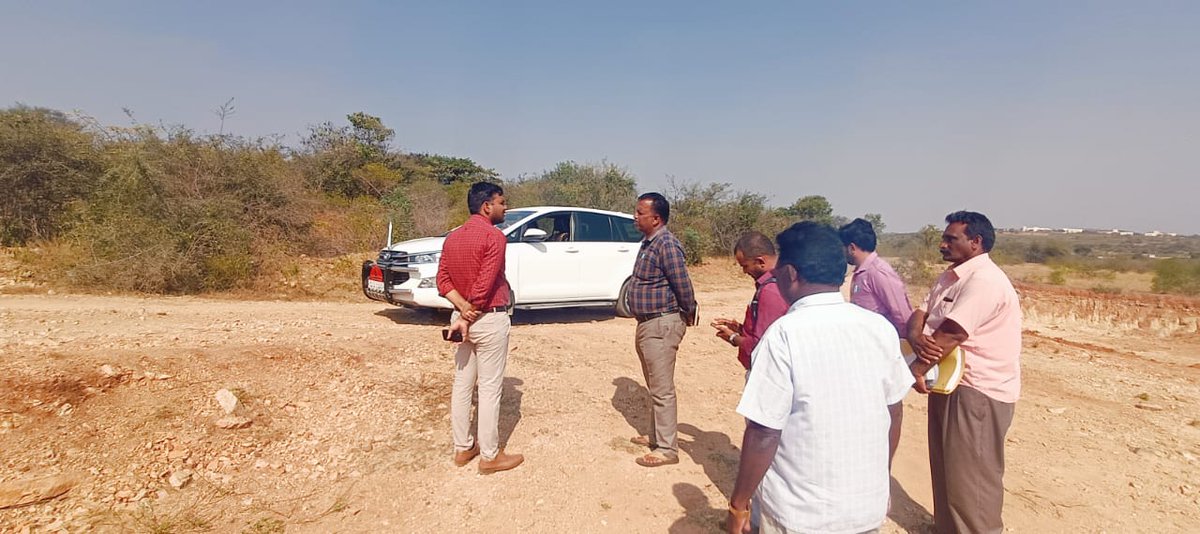 ZP_Chamrajnagar's tweet photo. ದಿ.20/02/24 ರಂದು ಹನೂರು ತಾಲೂಕಿನ ಮಂಗಲ ಗ್ರಾಮ ಪಂಚಾಯತಿಗೆ ಮಾನ್ಯ ಮುಖ್ಯ ಕಾರ್ಯ ನಿರ್ವಾಹಕ ಅಧಿಕಾರಿಗಳು ಭೇಟಿ ನೀಡಿ  ಘನ ತ್ಯಾಜ್ಯ ನಿರ್ವಹಣಾ ಘಟಕ ಮತ್ತು ಕೂಸಿನ ಮನೆಯನ್ನು ಪರಿಶೀಲನೆ ನಡೆಸಿದರು.
ಈ ಸಂಧರ್ಭದಲ್ಲಿ ತಾಲ್ಲೂಕು ���ಂಚಾಯಿತಿ ಸಹಾಯಕ ನಿರ್ದೇಶಕರು ಮತ್ತು  ಪಿಡಿಓ, ಸಿಬ್ಬಂದಿಗಳು ಹಾಜರಿದ್ದರು. @CEO_chanagar @rdwsd_gok https://t.co/7v3cCwThuR