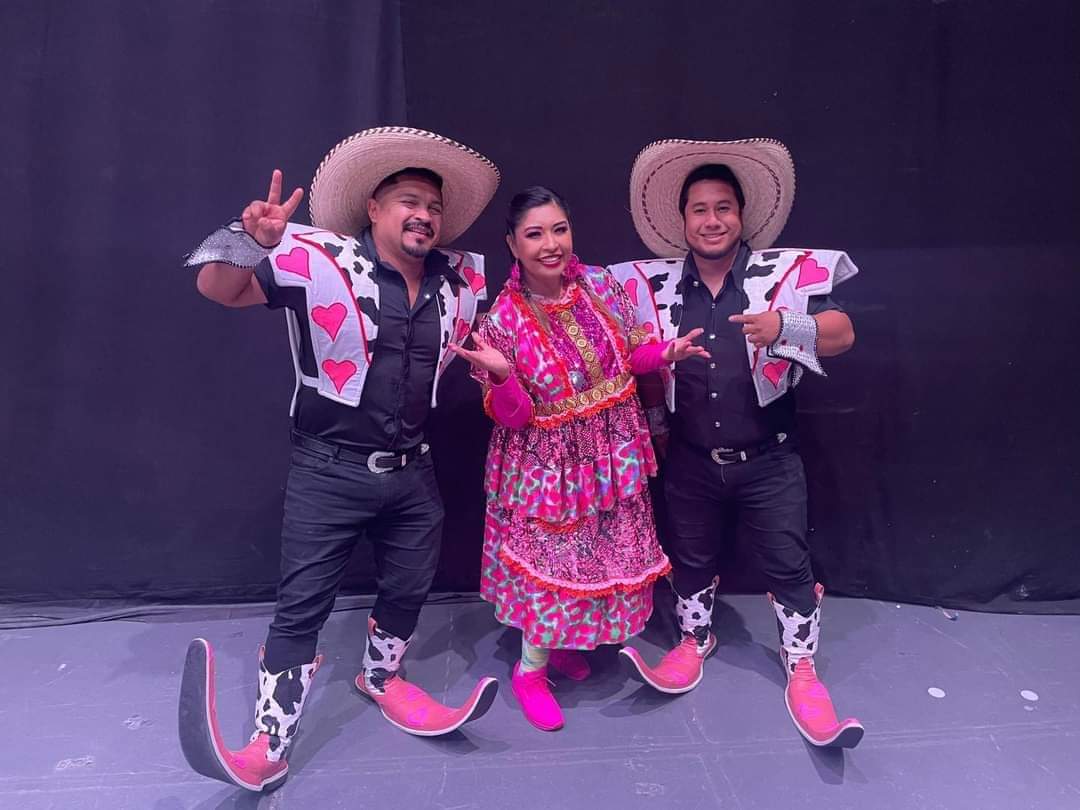 LosPelillos's tweet photo. Que alegría ser parte de este sueño! ❤️
Felicidades a LA INDIA YURIDIA por estos 3 sold outs en el Teatro Ricardo Castro de Durango 😎🔥
Gracias a todo el equipo por la invitación y todas las atenciones!
#Durango nos vemos muy pronto 🤠🤠 #ComedyBoom Comedybum https://t.co/7Knzkp4MjT