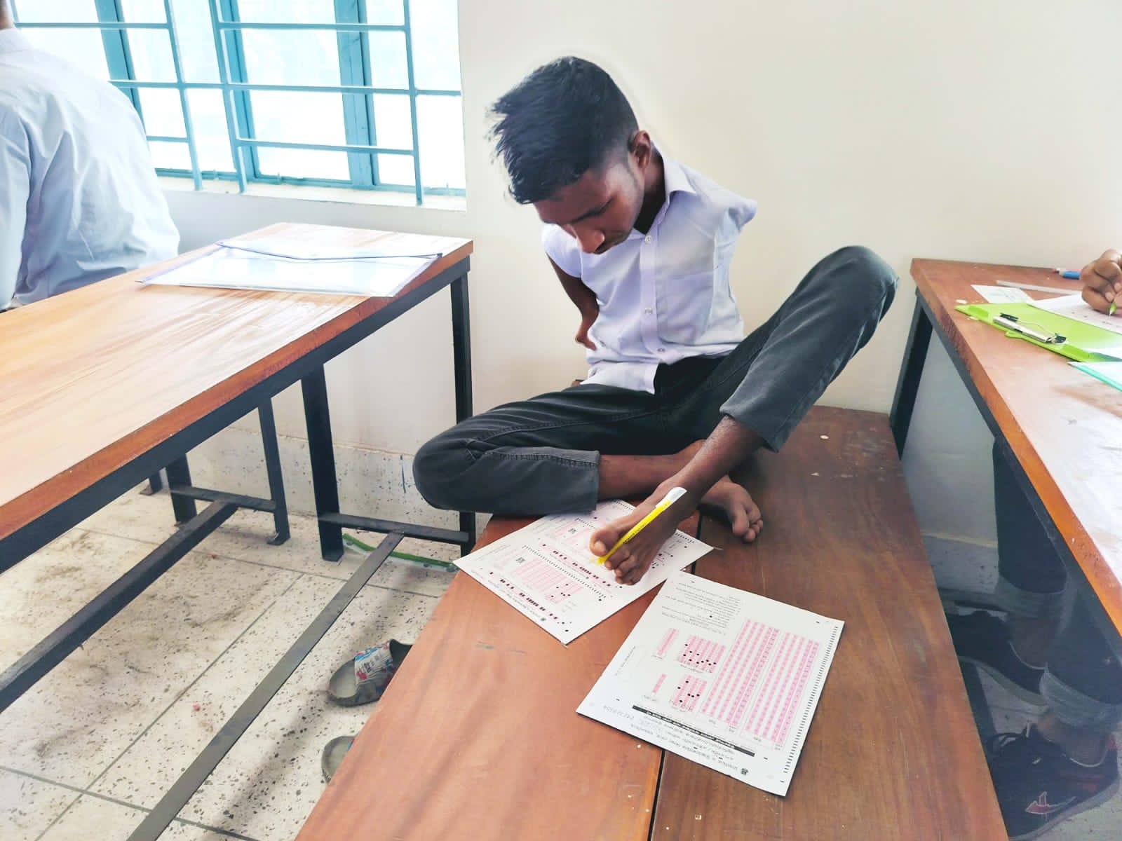 পা দিয়ে লিখে এসএসসি পরীক্ষা, সিয়াম করতে চায় মানব সেবা
