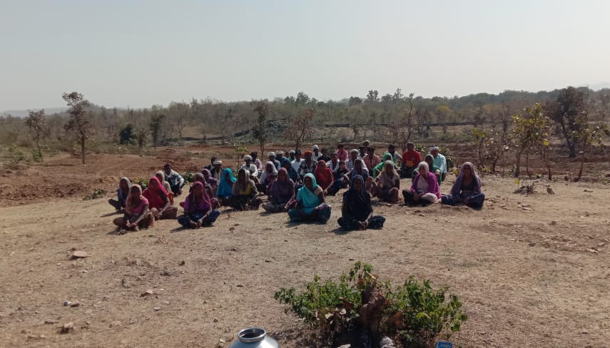 राजस्थान की भजनलाल सरकार प्लांटेंशन के नाम पर बरसो से निवासरत आदिवासियों को बेघर कर रहीं है,प्रतापगढ़ पंडावा मे कई आदिवासी परिवारों के झोपडी गिराई गई,जमीन JCB द्वारा खड्डे किये जा रहें है,यह काम बंद करें सरकार <a href="/RajCMO/">CMO Rajasthan</a> <a href="/UN/">United Nations</a> <a href="/rashtrapatibhvn/">President of India</a> <a href="/narendramodi/">Narendra Modi</a>
#आदिवासियों_की_जमीन_बचाओ