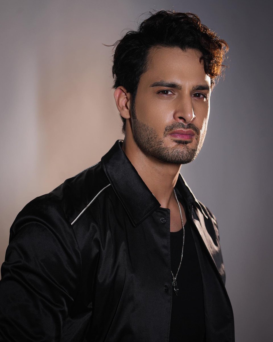 imrealsaad's tweet photo. •TREND ALERT•
•TREND TOPIC: #UmarRiaz hosting a show #D2RMrandMissIndiaRunwayModel
•DATE: 1st MARCH
•DAY: FRIDAY
•TIME: WILL BE ANNOUNCE SOON
•TAGLINE: revealed by OFFICIAL FCs
•DRAFTS: 500
#TeamUmarRiaz #UmarRiaz #UmarArmy https://t.co/Ve3QswTycD