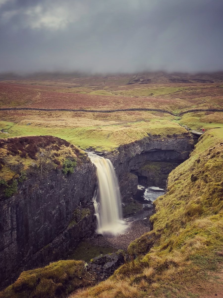 yorkshire_dales's tweet photo. It's #WaterfallWednesday! #HullPot in #Ribblesdale is a collapsed cavern measuring 91 metres (300 ft) long by 18 metres (60 ft) wide by 18 metres (60 ft) deep.
In wet weather, the stream runs over the edge ๐ Just be careful standing close to the edge!
๐ธ Chris Wicks https://t.co/kii7xo71VT