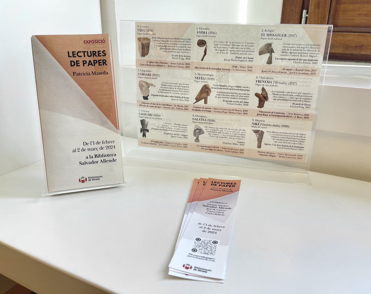 A la #biblioallende de @biblioteques_gi trobareu el punt de llibre i el tríptic de l’#exposició #Lecturesdepaper, amb les nou #escultures exposades i les vint-i-set #lectures recomanades.

També el podeu descarregar a 
👉🏻 shorturl.at/hzLMP

#volumsimaginaris
#gironacultura