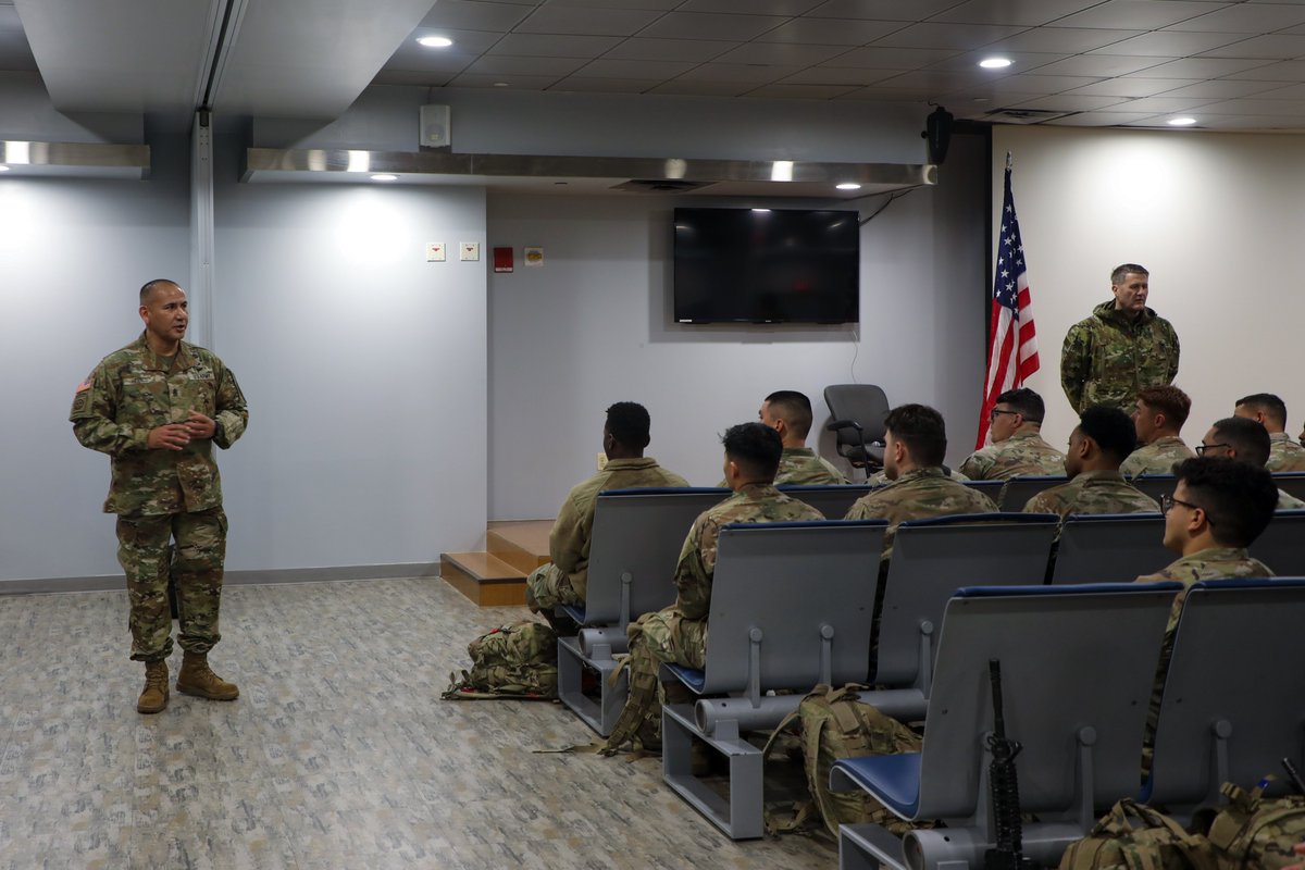 2INFDIV's tweet photo. The Command team from #2IDRUCD welcomed Soldiers of the 3r d Cavalry Regiment to the Peninsula as the next Korean Rotational Force who will continue the longstanding commitment to regional security and stability in the Republic of Korea. https://t.co/boMrTS003l