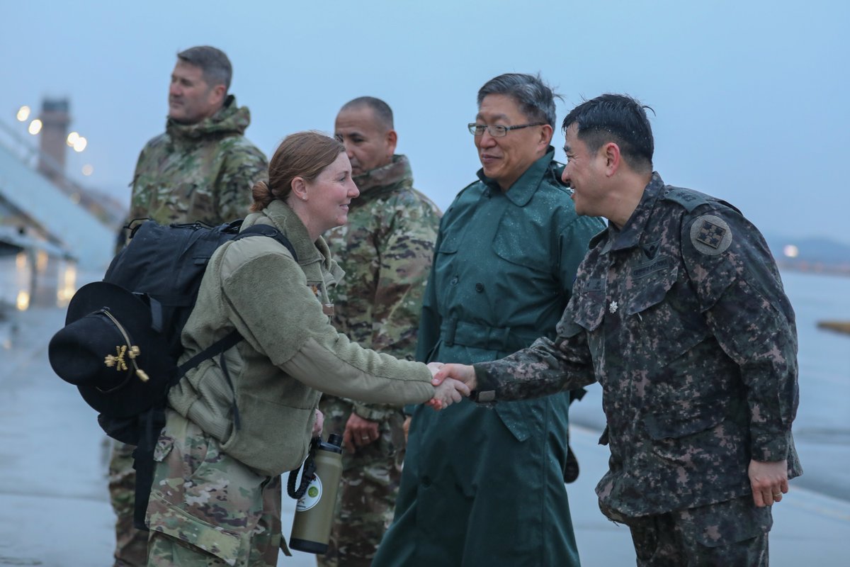 2INFDIV's tweet photo. The Command team from #2IDRUCD welcomed Soldiers of the 3r d Cavalry Regiment to the Peninsula as the next Korean Rotational Force who will continue the longstanding commitment to regional security and stability in the Republic of Korea. https://t.co/boMrTS003l