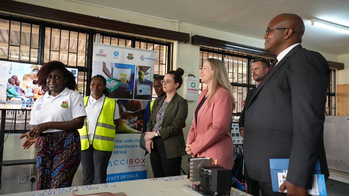 rlceastafrica's tweet image. @AccessDrop, founded by our Cohort 33 Alumna @poshgero, had the honor of hosting US Senator Cory Booker at their Nairobi HQ. Demonstrating the Vaccibox assembly process, Drop Access is making waves in healthcare innovation. #YALIimpact 
@SenatorCory @USAIDKenya @PowerUSAID