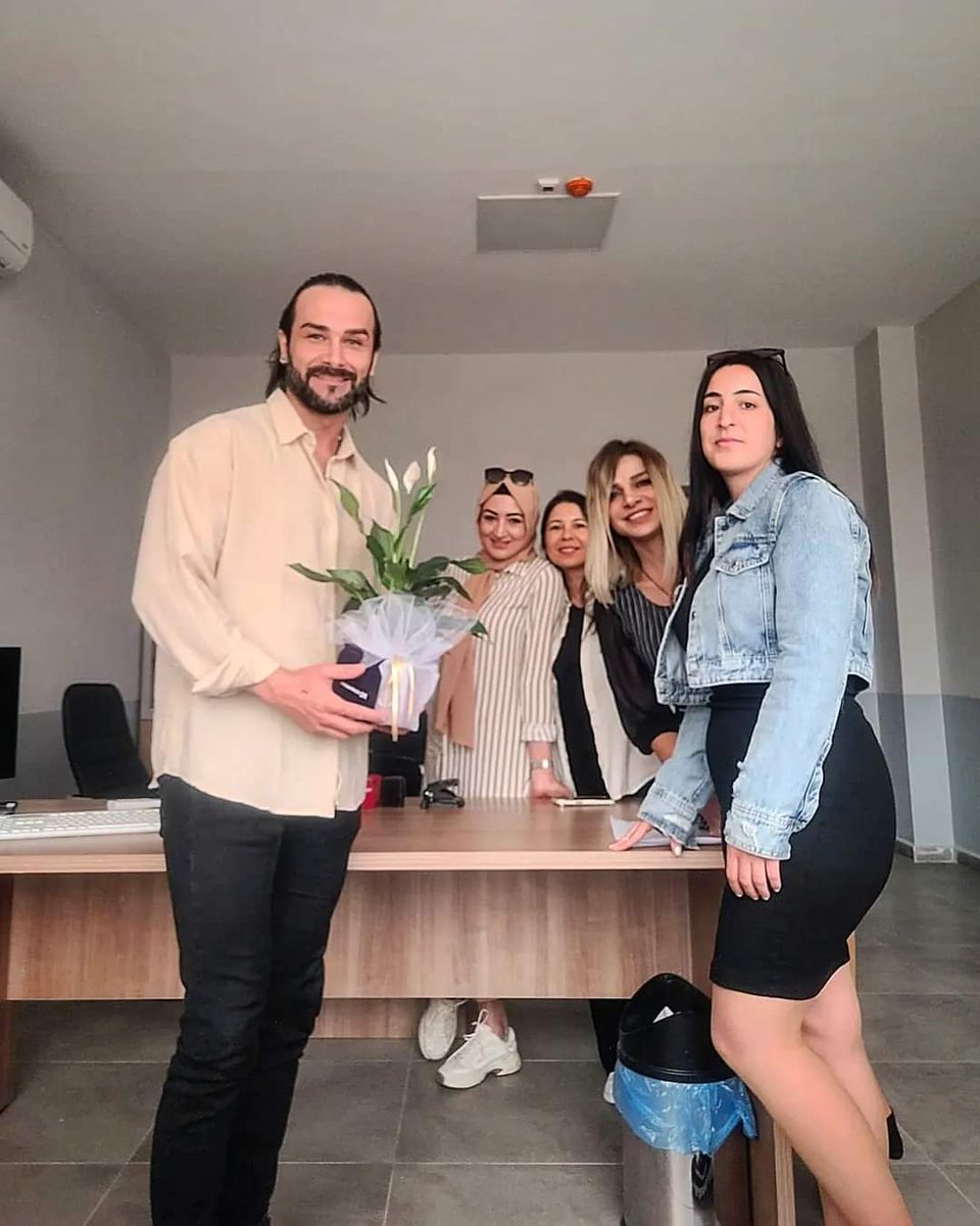 Bir Beden Eğitimi Öğretmeninin gömleği anca bu kadar olur 😅 çiçek için de ayrıca teşekkürler 🥰