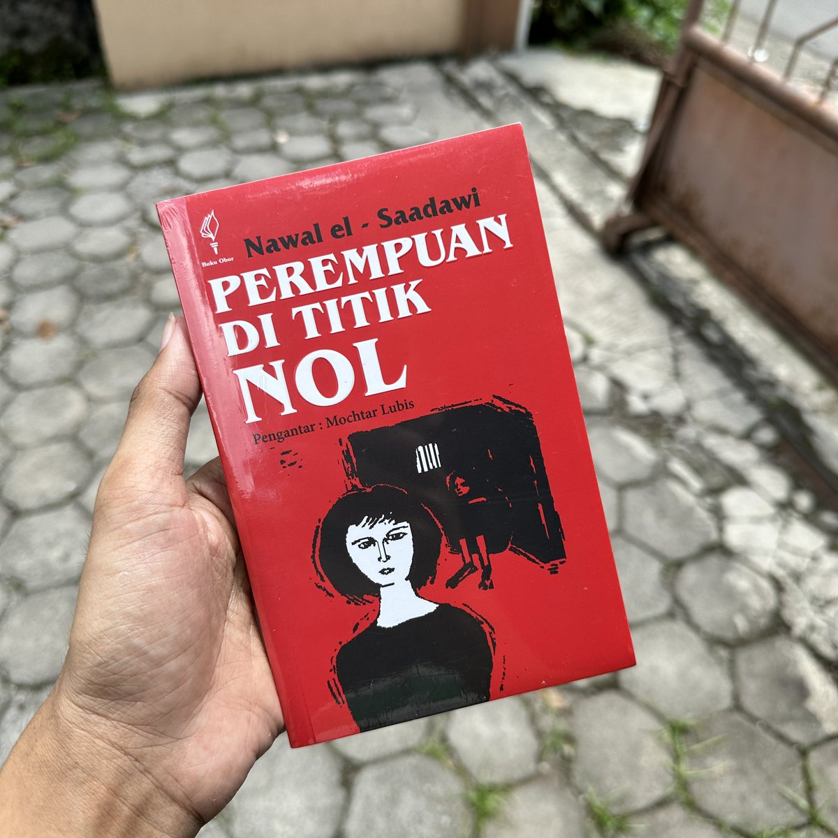 AkalBuku's tweet photo. Karya terbesar Nawal el-Saadawi yang sukses menjadi jembatan awal bagi jutaan pembaca di seluruh dunia untuk mengenal isu-isu feminisme dan perlawanan terhadap patriarki.

Btw, menurut kalian, apa dua kata yang paling pas untuk menggambarkan kesan tentang novel revolusioner ini? https://t.co/6oNNifzQWs