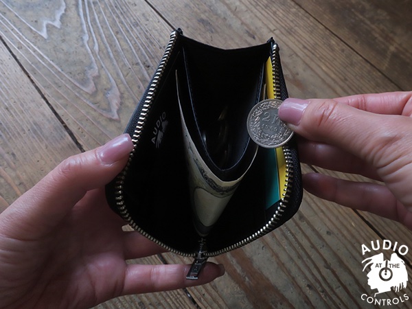 手のひらに収まるGAVIALの新作財布。 コインスペースの仕切りに沿わ