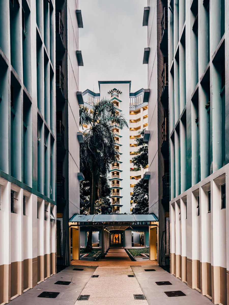 Finding symmetry in the heart of Seng Kang estate. 🏙️

#symmetricalspaces #sgarchitecture #mynicehome #sengkang #singapore #seemycity