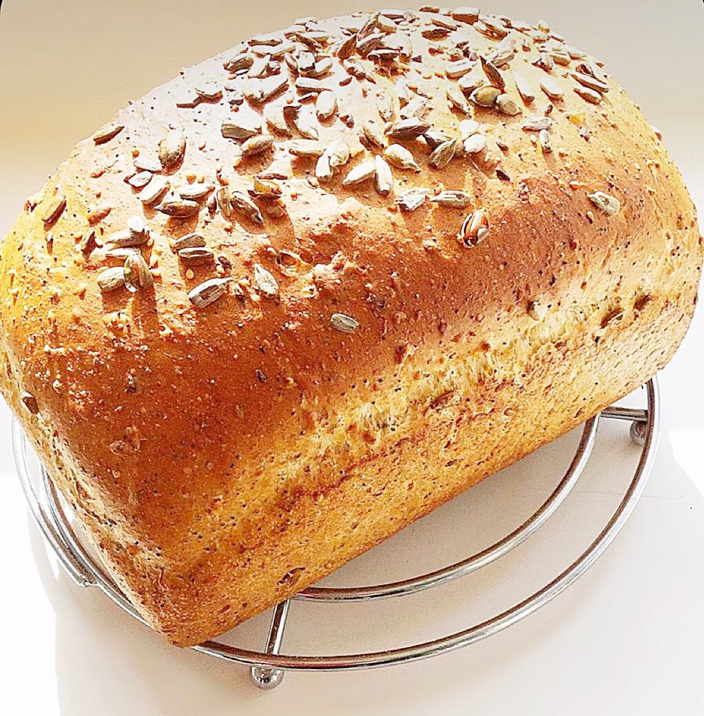 sammiefeasting's tweet image. Crunchy Seeded Bread - an easy &amp;amp; tasty loaf to make at home, packed full of fibre from the addition of seeds &amp;amp; wholemeal flour ❤️
Recipe - feastingisfun.com/crunchy-seeded…
#realbread #FibreFebruary #wednesdaythought #baking #bread
