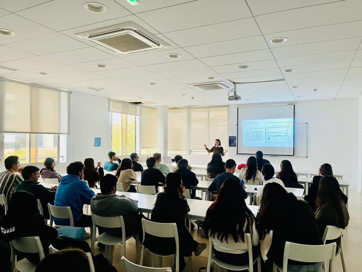 Los jóvenes del Centro de formación Ilerna, junto a la voluntaria por la Ciencia, Laura Contreras, investigadora del IBIS, descubriendo la labor de la investigación oncológica de primera mano <a href="/ContraCancerEs/">Asociación Española Contra el Cáncer</a> <a href="/ContraCancerSEV/">ASOCIACION ESPAÑOLA CONTRA EL CANCER SEVILLA</a>