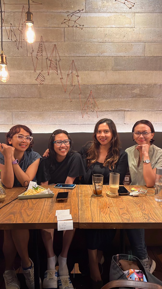 Lovely afternoon with lovely old friends. <a href="/tikabanget/">Atika Nurkoestanti</a> <a href="/lianamaku/">lianamaku</a>