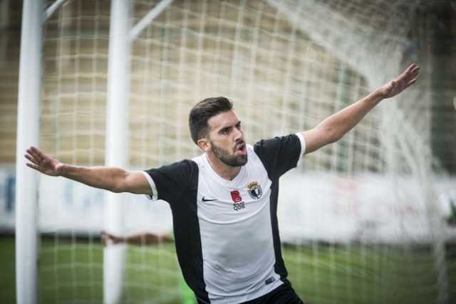 Hoy es el cumpleaños de uno de esos jugadores que por su categoría como jugador y como persona, dejó huella en Burgos, hoy es el día de un tio muy grande: Adrián Hernández. Muchas felicidades!!! 🍌💪 #BurgosCF