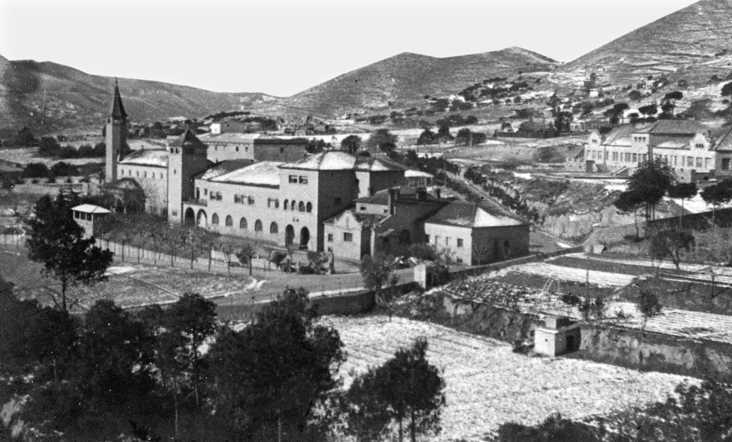 MColomenca's tweet image. 📸Vista de Torribera des del turó del costat de can Butinyà, a finals de la dècada de 1940 i principis de la de 1950.

Font: Col·lecció Joan López Berruezo.