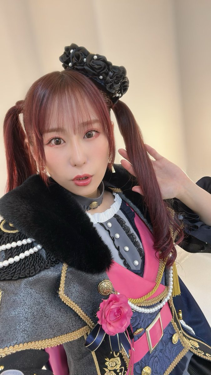 新衣装カッコいいし可愛いよね♡ チョーカーは集合写真ではつけてた