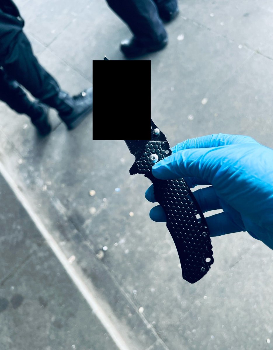 While on patrol in High Street, NW10, a #robbery/#violent crime hotspot #HarlesdenTCT officers noticed 2 suspicious males. On approach one of the males discarded a #knife. Both males #arrested &amp; one male charged for possession of an offensive #weapon #StopandSearch #Harlesden
