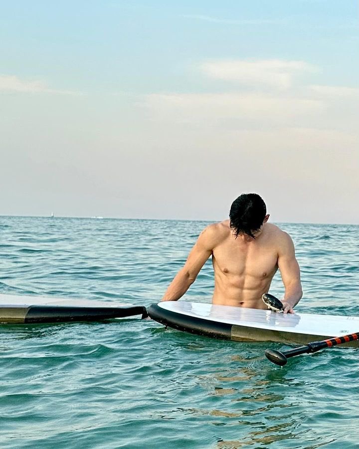 kusexyboy's tweet photo. “อยากโต้คลื่นจัง” 💚🏄🏻‍♂️🌊
-แก๊ป จักริน 
IG : gapjakarin 
#บริหารธุรกิจ #บัณฑิต #KU75 #KUSEXYBOY
#ศิษย์เก่าแซ่บต้องบอกต่อ #ggapjakarin
#gapjakarin #thesignลางสังหรณ์ https://t.co/2IYmUCgOFN