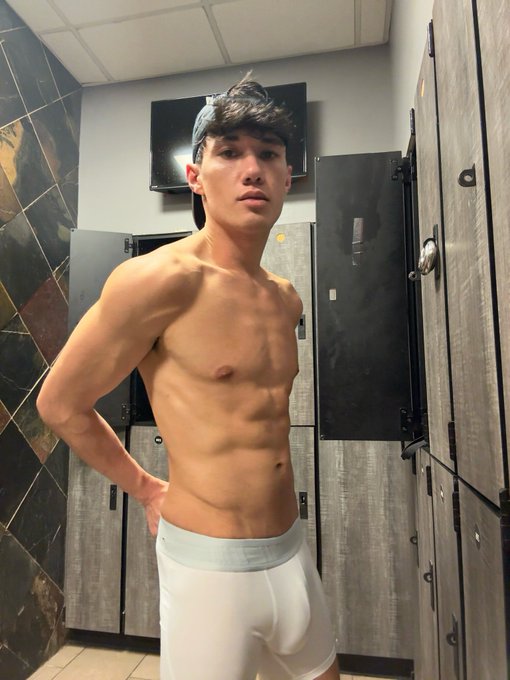 What u lookin at, bro? https://t.co/deWc54CPFL