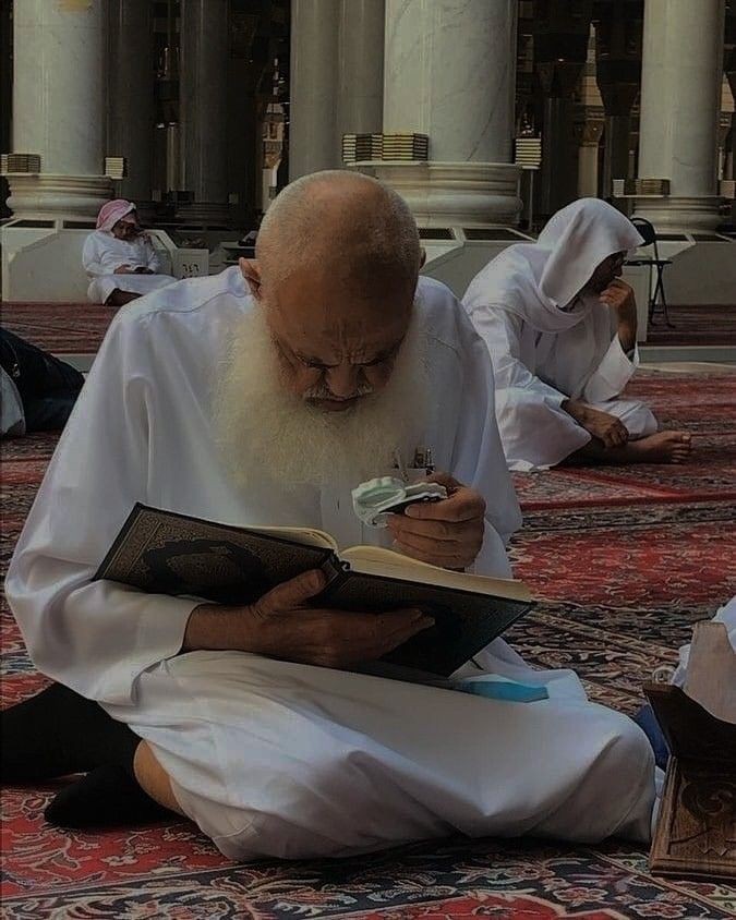 "أغرق فُؤادكَ بالآياتِ إنَّ بِها
طِبُّ لكُلِّ فؤادٍ صَار يحَتضرُ"