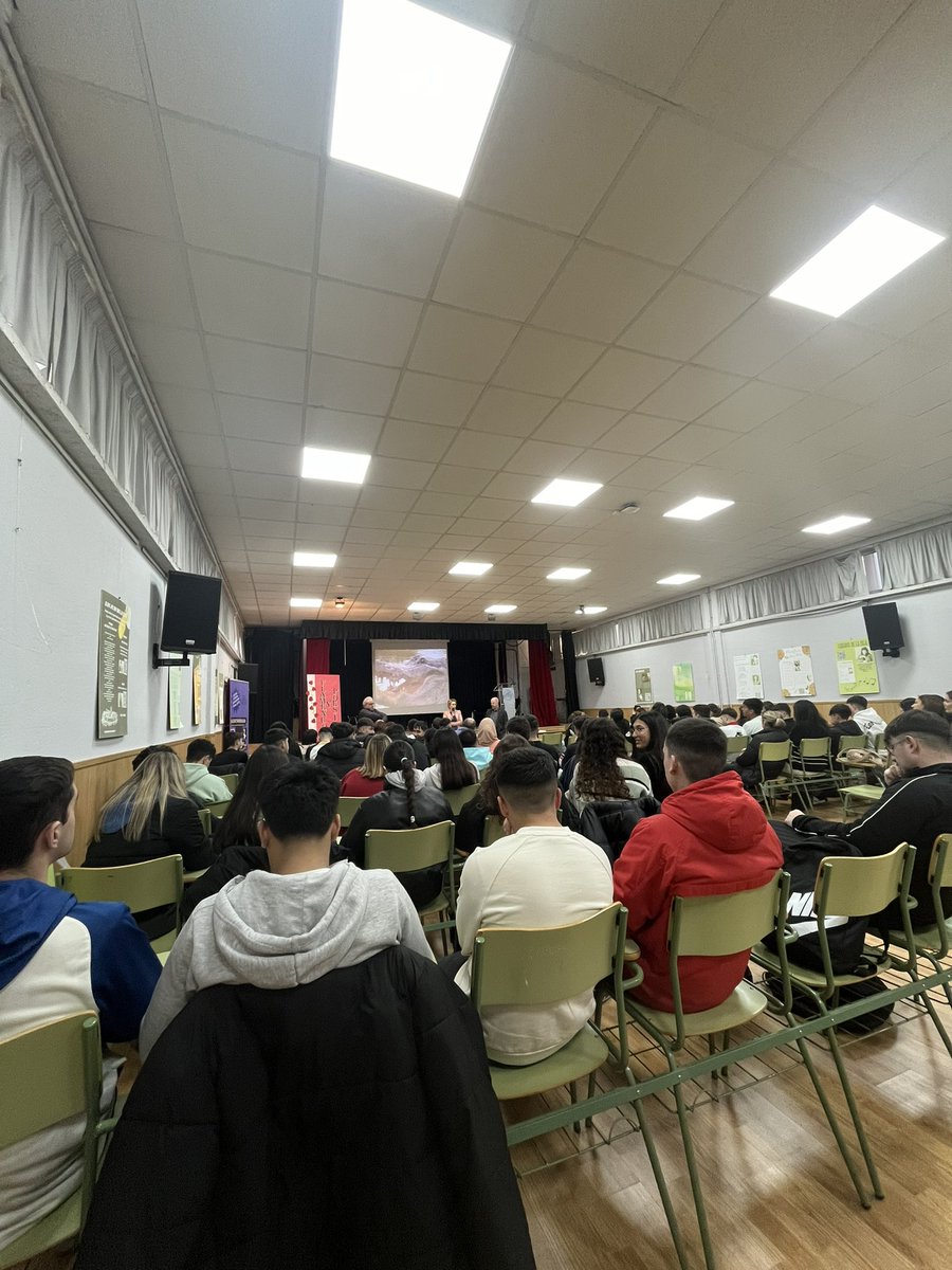 Hoy ponemos en marcha nuestro gran proyecto a través de una lección donde aprenderemos a leer las emociones de las personas para establecer un indice de felicidad en las calles comerciales!#FelicidadEmocionesYComercio #FP #CyACartuja