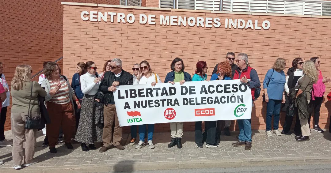 antonio_socias's tweet photo. Concentración de los trabajadores de Igualdad a las puertas del Centro  de Menores Indalo. Parece mentira pero los trabajadores de igualdad no tienen libre acceso a su delegación provincial, para hacer cualquier gestión.

#fsccooalmeria 
#ccoo 
#ccoofsc 
#ccoofscandalucia https://t.co/TnXnq1pXXw