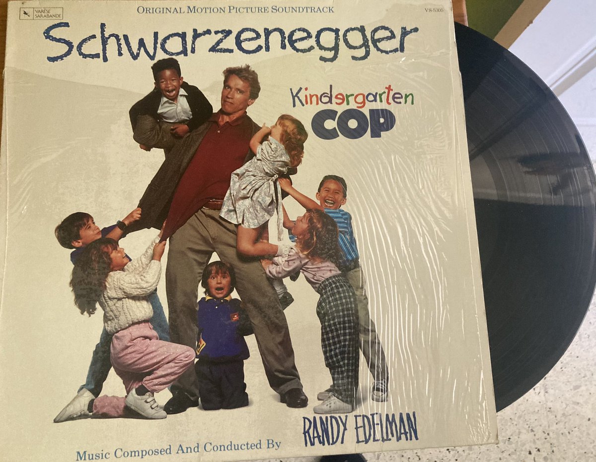 shardasmal's tweet photo. Poli de guardería (1990) es una partitura muy valorada de #RandyEdelman y no es para menos: buena colección de excelentes temas de tono entrañable y muy melódicos, con espacio para tensión y buen resultado en lo intimista. #bso #musica #cine #hardasmal #bandasonora #soundtrack https://t.co/eWxZCXmZV3