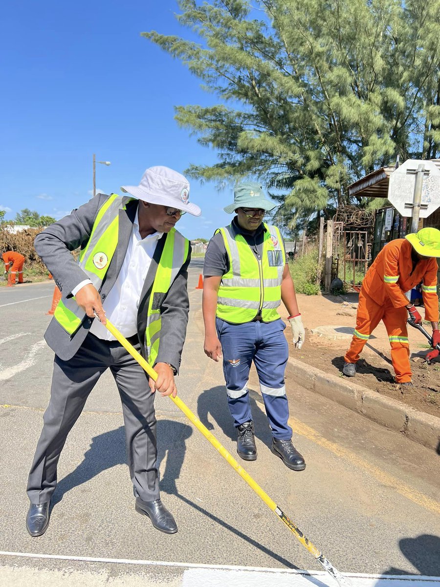 UMhlonishwa uMeya uXolani Ngwezi ehambisana noSomlomo womkhandlu uMhlonishwa uTS Gumede sebethule ngokusemthethweni uhlelo lolukhuculula imigwaqo yezindawo ezakhele uMhlathuze i-Operation Mbo oluhambisana nokuhlanza ama-stormwater drains.Loluhlelo lwethulwe namhlanje eSikhawini