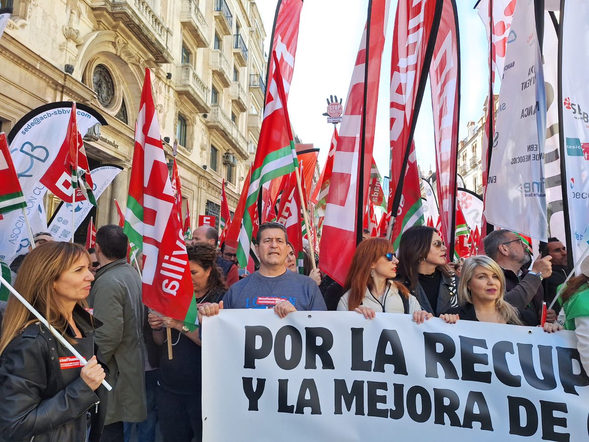 serviciosccoo's tweet photo. EXIGIMOS:
1️⃣ Incrementos salariales acordes beneficios Sector
2️⃣ Topes del interés de los préstamos a la plantilla
3️⃣ Medidas que mejoren el clima laboral

#CuelgaLaChaqueta 
#SectorFinancieroEnLucha✊ 

📍En SEVILLA ⬇️⬇️ https://t.co/emvvmXP8NN