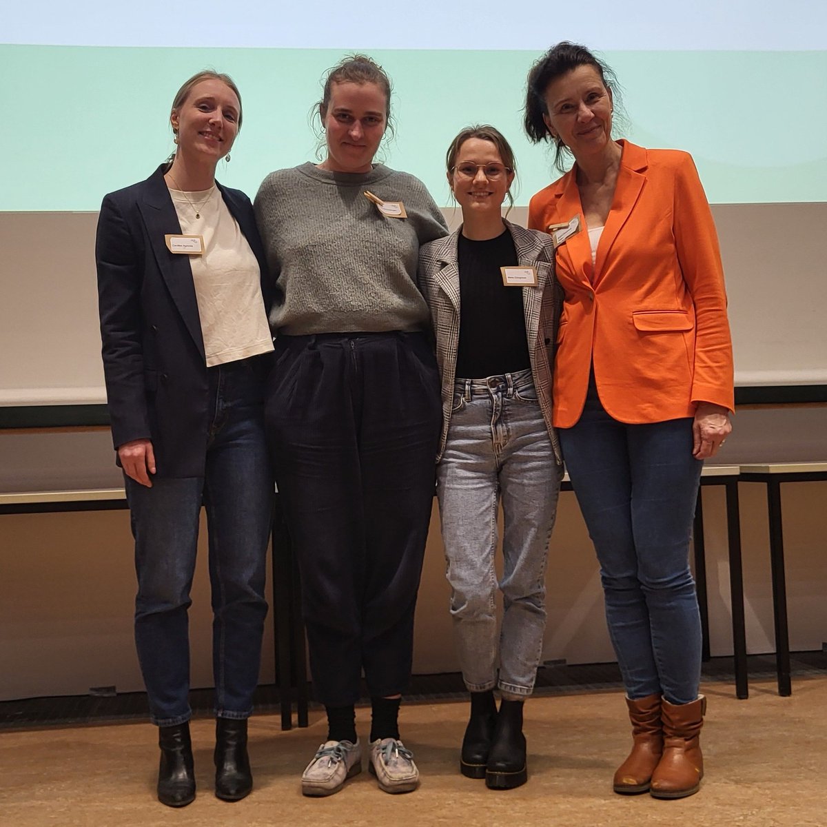 Vielen Dank für die spannenden Vorträge und inspirierenden Gespräche vorletzte Woche auf der HEBA-PÄD und der Konferenz der #DGHWi! 🩺 Außerdem nochmals herzlichen Glückwunsch an Valeen Kölling, deren Bachelorarbeit von der #DGHWi mit dem 2. Posterpreis ausgezeichnet wurde. 🥳