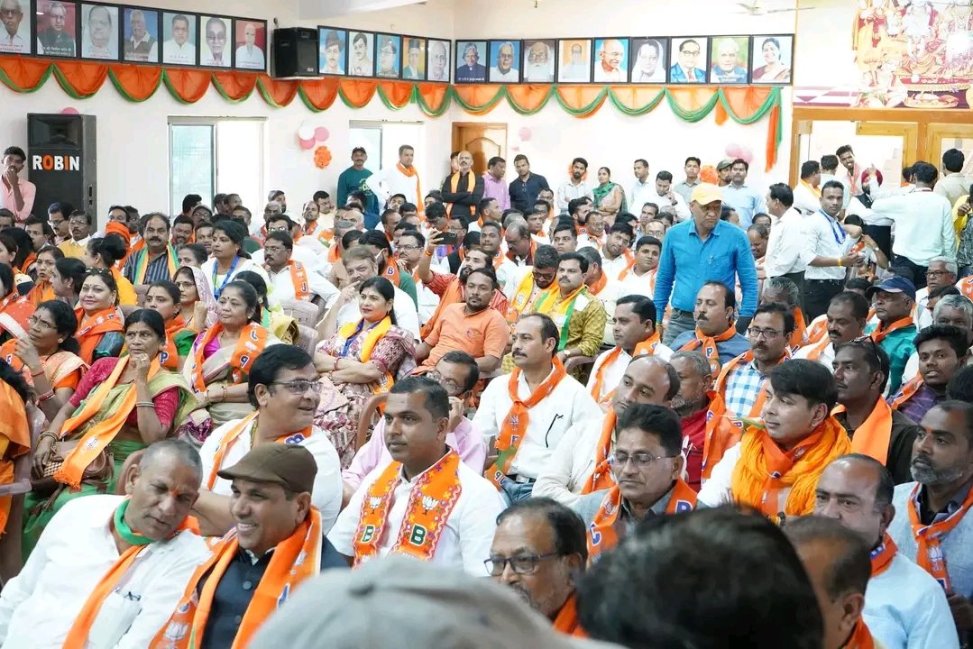 MohitRanaOffcl's tweet photo. आज बालाघाट स्थित भाजपा कार्यालय में प्रदेश के यशस्वी मुख्यमंत्री श्री मोहन यादव जी का भाजपा युवा मोर्चा प्रदेश अध्यक्ष वैभव पवार जी ने पुष्प गुच्छ देकर स्वागत किया।
@DrMohanYadav51 @vaibhavpawarmp https://t.co/WLIWkFmVlT