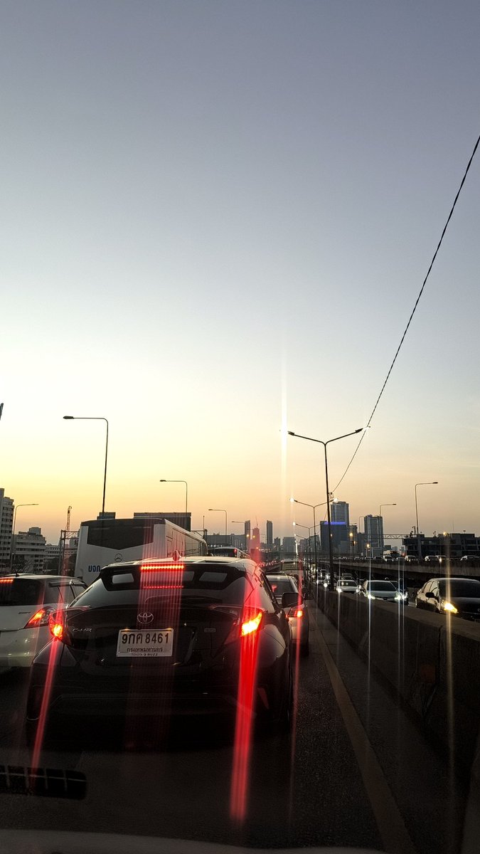 BZall1's tweet photo. @js100radio พระราม 9 ขาเข้า ติดแบบไม่เห็นอนาคต  20 นาที ขยับไม่เกิน 1 กม. https://t.co/mc3re1IduP