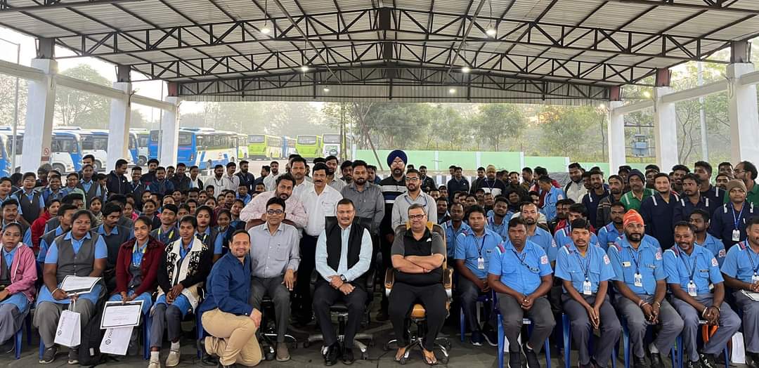 Shri @arunbothra, Managing Director and other senior officers of CRUT visited #rourkela depot early morning & interacted with Captains & Guides of #MoBus. 

The MD felicitated the top performer with gifts, certificates & heartfelt words of appreciation.

#TheWayWeMove