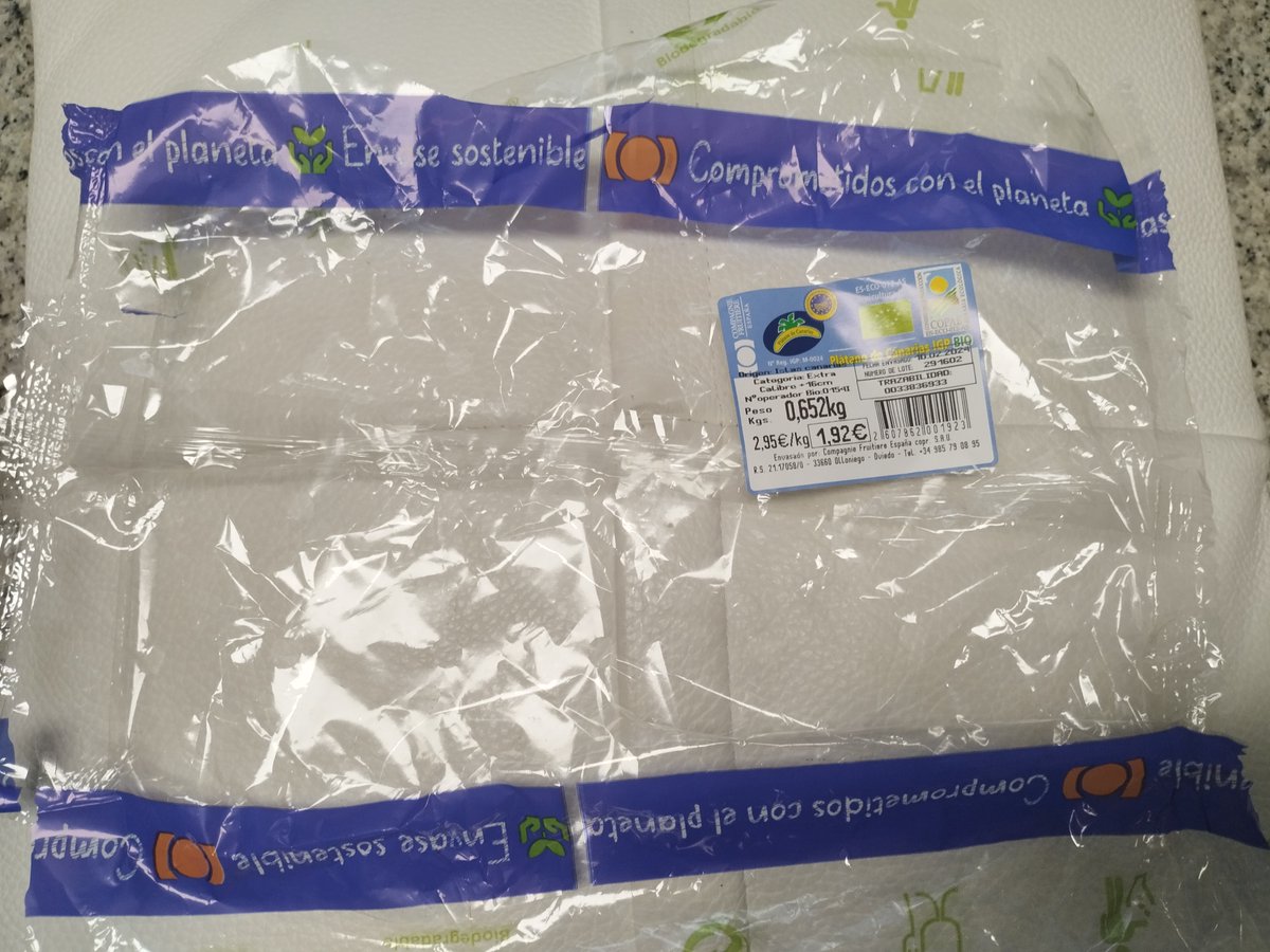 ValentinCarrera's tweet photo. Hola, #platanodecanarias, de envase sostenible, ná de ná, puto plástico plasticoso para envolver 4 plátanos distribuidos por Compagnie Frutiere de Espagne.
Ni con sello de #copae (la producción será ecológica, la distribució, NO) ni de la UE ni rabo de gaitas.
¡Plástico! https://t.co/a3AWGtr6F6