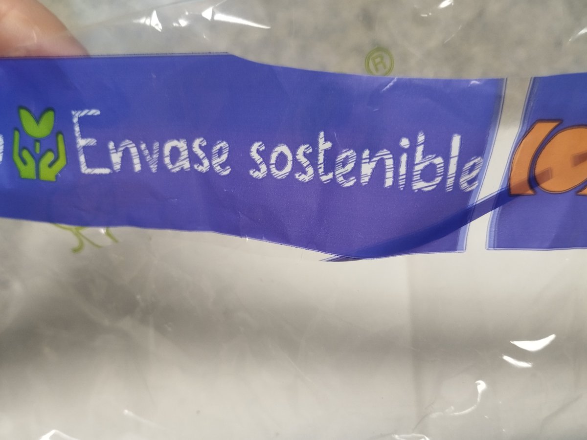 ValentinCarrera's tweet photo. Hola, #platanodecanarias, de envase sostenible, ná de ná, puto plástico plasticoso para envolver 4 plátanos distribuidos por Compagnie Frutiere de Espagne.
Ni con sello de #copae (la producción será ecológica, la distribució, NO) ni de la UE ni rabo de gaitas.
¡Plástico! https://t.co/a3AWGtr6F6
