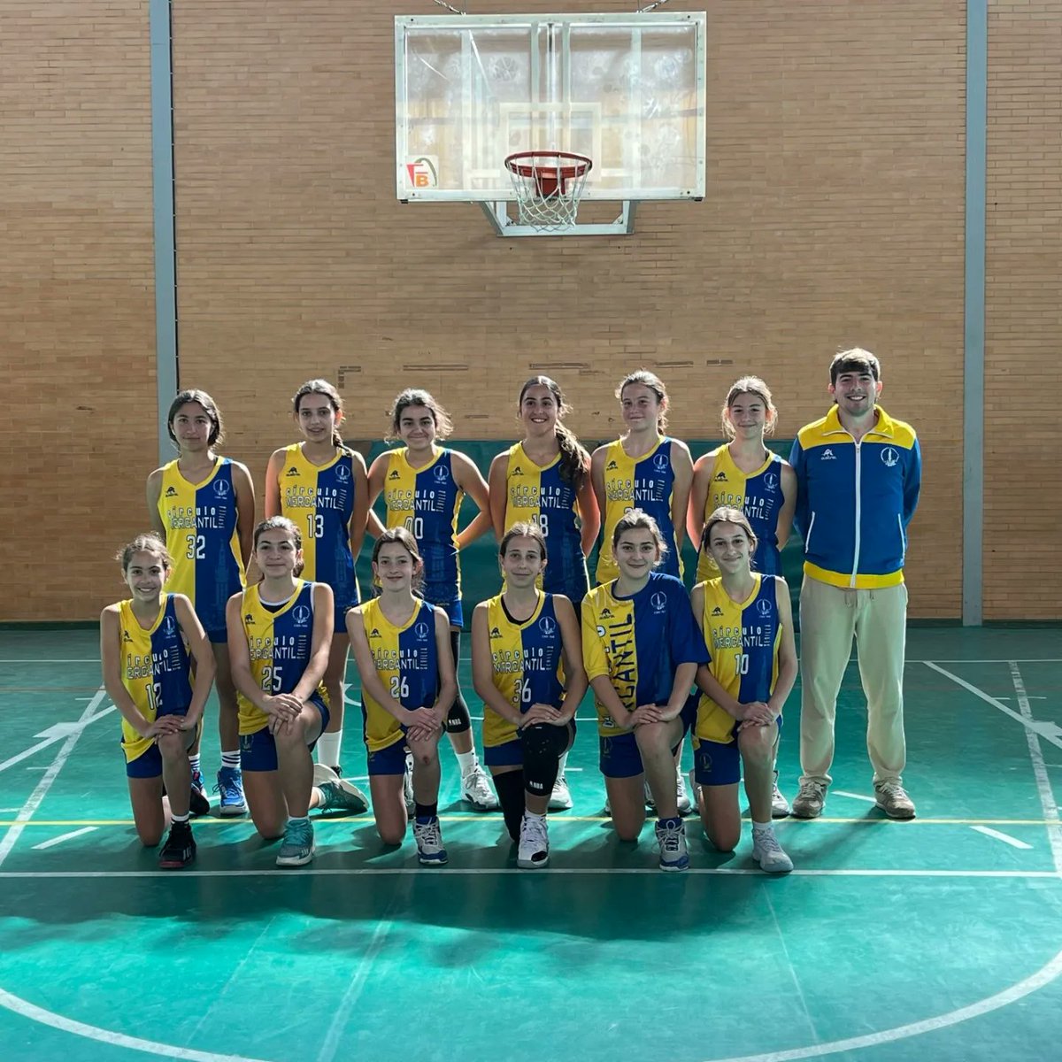 CMIBasket's tweet photo. @cdgines 26 - 34 Infantil FAB Fem
Infantil Masc 10 - 40 Bormujos 
Cadete IMD Masc 23 - 17 @CBMacasta 
Cadete FAB Masc 36 - 33 @cdgines https://t.co/tOr9Wmq95G