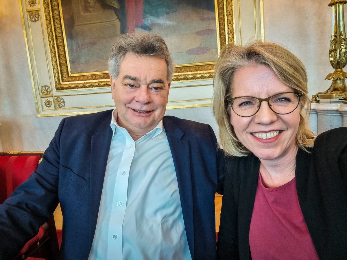 Historische Momente wie diesen muss man einfach mit einem Selfie festhalten: Soeben haben wir im Ministerrat das #ErneuerbaresGasGesetz beschlossen. Es ist ein zentraler Schritt zur #Energiewende. Oder anders gesagt: Aus jedem #Misthaufen wird ein #Kraftwerk. (1/3)