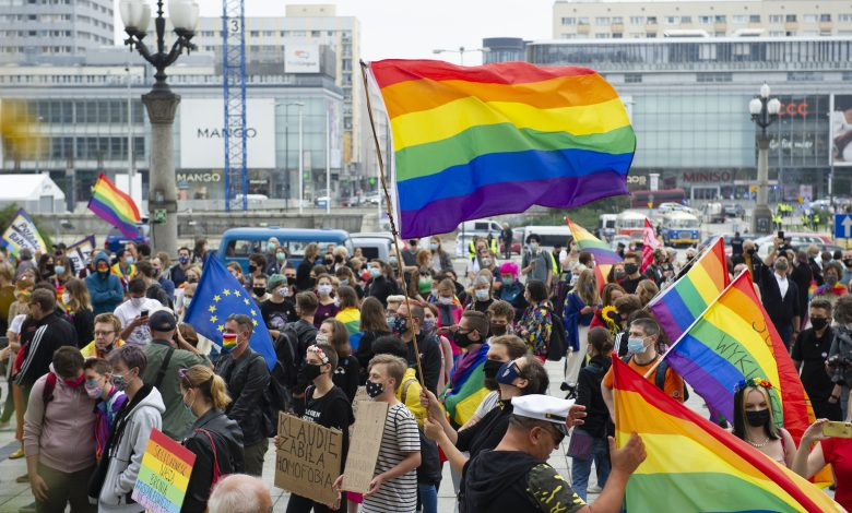 ElPeriodicoGay's tweet photo. El nuevo gobierno de #Polonia perseguirá la #LGTBIfobia

El cambio de gobierno polaco da esperanzas al colectivo #LGTB+ en cuanto a las políticas conservadoras que llevaba a cabo el gobierno anterior

https://t.co/hM0xJMFLf3 https://t.co/CFXYyYisRo