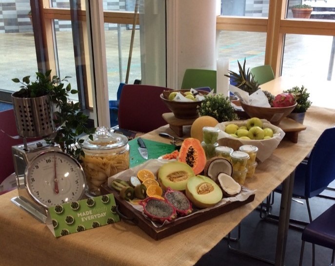 pimlicoprimary's tweet photo. Earlier this week, our Reception students took part in a tasting session hosted by our talented Chef, Mariusz. The students tried different types of exotic fruits and were asked to identify which fruits were sweet, sour, which have seeds and what they could do with the seeds! 🍊 https://t.co/bPNsSPDrLp