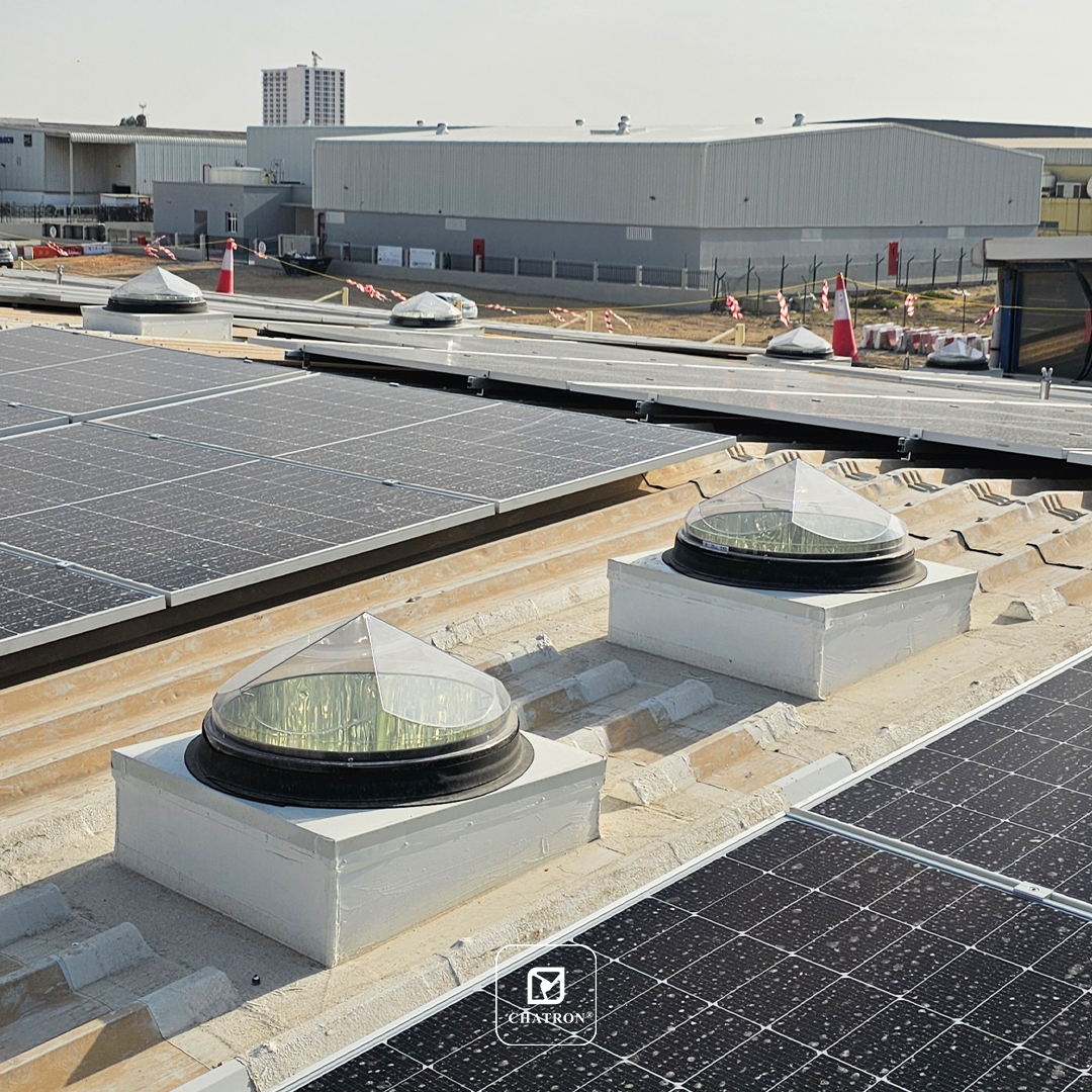 As chapas translúcidas em edifícios industriais estão a ser substituídas por Tubos Solares porque os painéis fotovoltaicos sombreiam-nas e tiram o seu efeito.☀

#Chatron #solartube #tubossolares #industrialapplications #sustainable #naturaldaylight #solarlighting #architecture